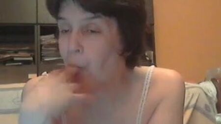 Mulher mais velha a conversar online