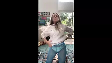 JoJo Levesque mostra o peito no Instagram