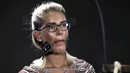 Morena de olhos azuis é humilhada pelo Mestre