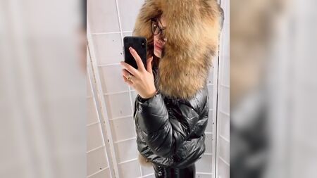 A Srta. Fur com um casaco acolchoado brilhante
