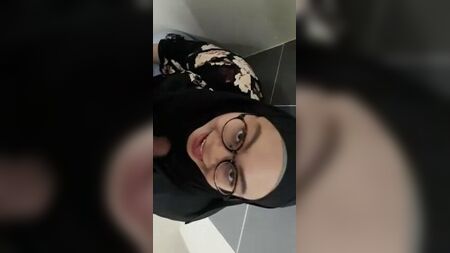 Indonésia - Hijab preto encontrado na casa de banho