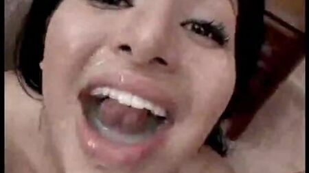 A Sativa Rose deixa dois homens ejacularem-lhe na boca e engole tudo!