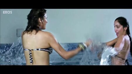 Udita Goswami e Sofia Hayat numa cena sensual de biquíni