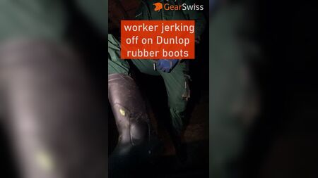 um trabalhador a masturbar-se com botas de borracha Dunlop