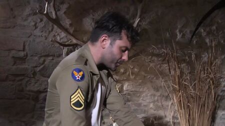 O soldado está ansioso por lhe dar uma sova