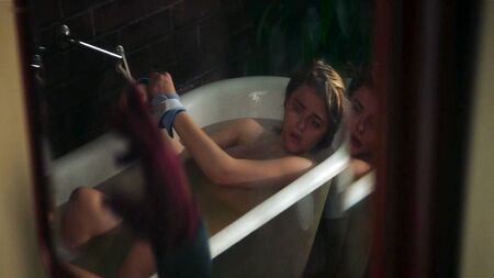 Chloe Grace Moretz, sensual e nua, coberta de espuma de banho