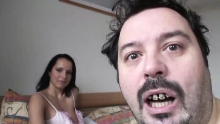 Um velho abusou da namorada de seios grandes