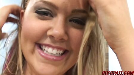 A gira Amber Peach é uma viciada em sexo anal sem limites