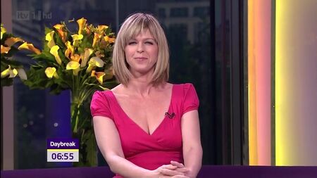 Kate Garraway, vestido decotado e decote