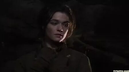 Rachel Weisz em «Enemy At The Gates» (imagem do rabo na íntegra)