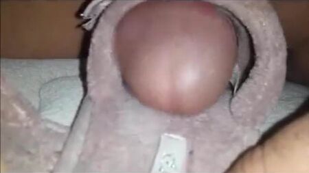 Chinelos sensuais e suados com um pénis