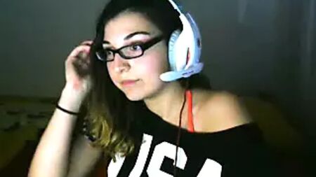 A streamer do Twitch Liianaf mostra as mamas e o rabo