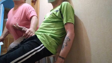 Um desconhecido masturba-se a olhar para mim no corredor da policlínica