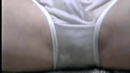 Uma gracinha a rir com cuecas de nylon brancas
