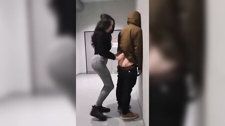 Uma rapariga transgénero fode um rapaz no corredor