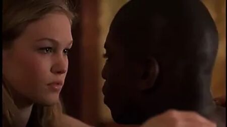 A cena de Julia Stiles de 2001