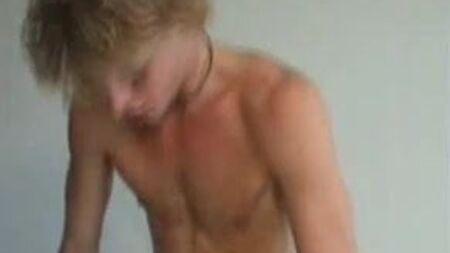 Surfista passa duas rondas num gloryhole gay