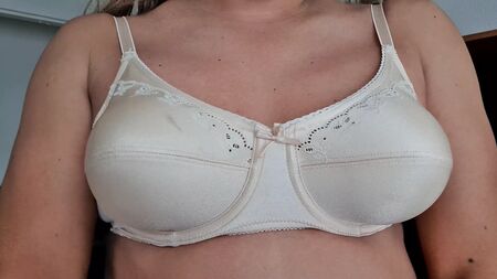 Soutien nude em nylon Ptex tamanho 34C, que realça os seios com movimento