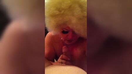 Loira afro que adora chupar