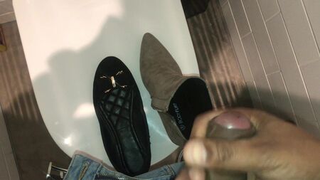Ejacular nos sapatos dos colegas no escritório