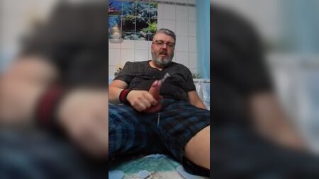 O urso pai ejaculou na roupa