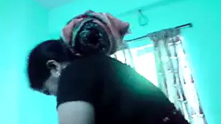 A simpática tia bengali mostra-se a tomar banho para o teu esperma e comentários