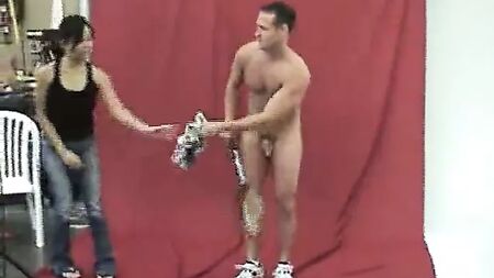 Sessão fotográfica de nudez masculina por um fotógrafo especializado em CFNM