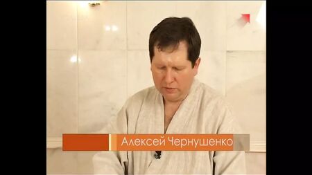 Homem faz massagem à modelo nua Valentina Kolesnikova num hammam
