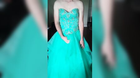 A chegar ao baile de finalistas com um vestido azul-petróleo com espaldar tipo espartilho
