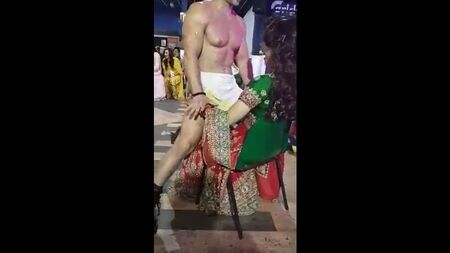 Rapariga Desi a desfrutar de um stripper masculino antes do casamento xxx filme indiano.mp4