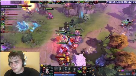 Imagens em direto da jogabilidade de Wraith King vs. jogabilidade de Meepo