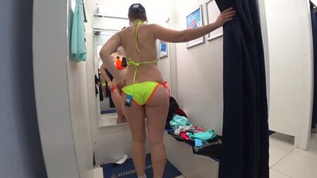 Milf madura e sua filha jovem num provador público. Diferentes fatos de banho e mini biquínis num rabo grande e sexy. - XVIDEOS.COM