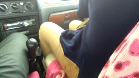 Irmã indiana faz sexo com primo no carro Sexo público arriscado ao ar livre