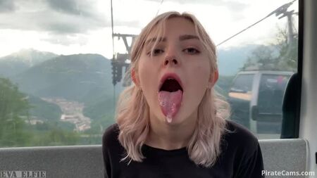 Adolescente engole montes de esperma num teleférico broche público Eva Elfie - Beautiful Babes