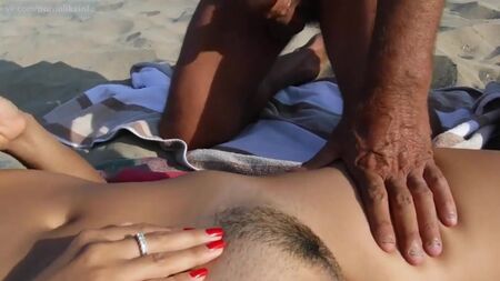 Dois homens batem uma punheta e gozam em cima de uma rapariga nua na praia (punheta, gozo, pov, nudismo, orgasmo, peludo, ejaculação, masturbação)