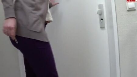 MULHER FAZ CHICHI NAS CALÇAS ROXAS EM FRENTE À SUA CASA