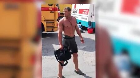 Kellan Lutz exibe o corpo tonificado durante as filmagens de Hercules 3D