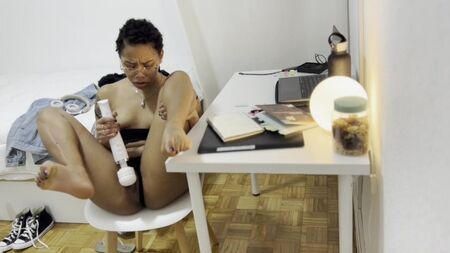 Parece que ela não experimentou um orgasmo real há muito tempo