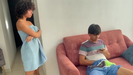 Se você não me foder, direi ao meu padrasto que você se masturba vendo minhas fotos