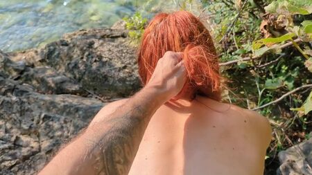 Pedi a um estranho para colocar protetor solar em mim em uma praia de nudismo
