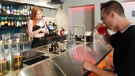 Conhecimento bem sucedido com o barman