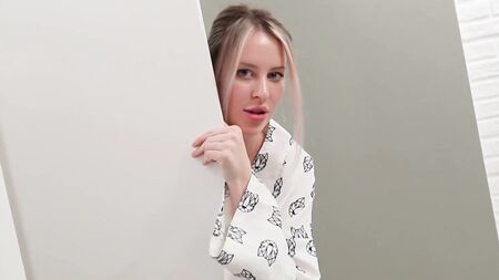 A meia-irmã comprou lingerie sexy para o namorado, mas eu não resisti e transei com ela