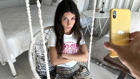 O padrasto descobriu que a enteada atuava em filme pornô - ficou chocado!