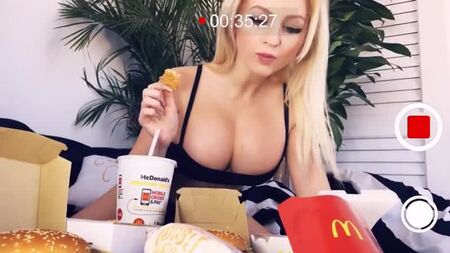 YesBabyLisa - Miúda com mamas grandes e sexy a comer McDonalds - Melhor Instagram de fitness