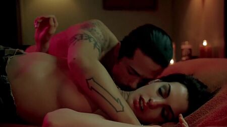 Anne Hathaway Nua - "Crazy" (2005)