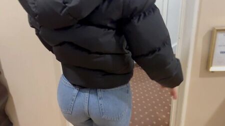 Os jeans claramente são demais para ela