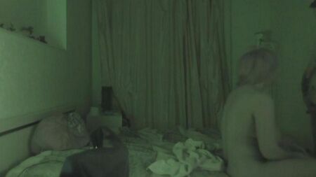 O homem russo gordo fode uma prostituta no hotel