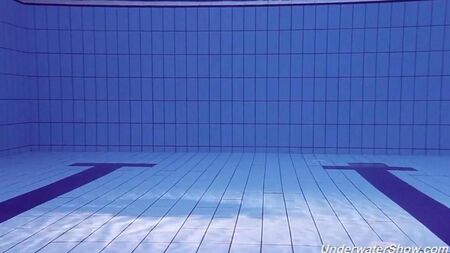 Helen se despiu e nada na piscina nua