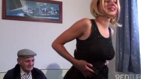 O velho ordenou uma prostituta para sua casa