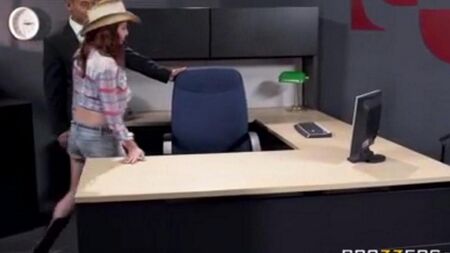 Asiático fode uma secretária no local de trabalho